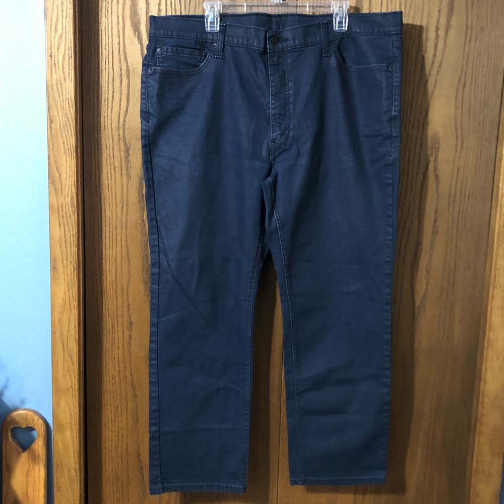 Levi’s slick textured dark wash jeans size 42x30